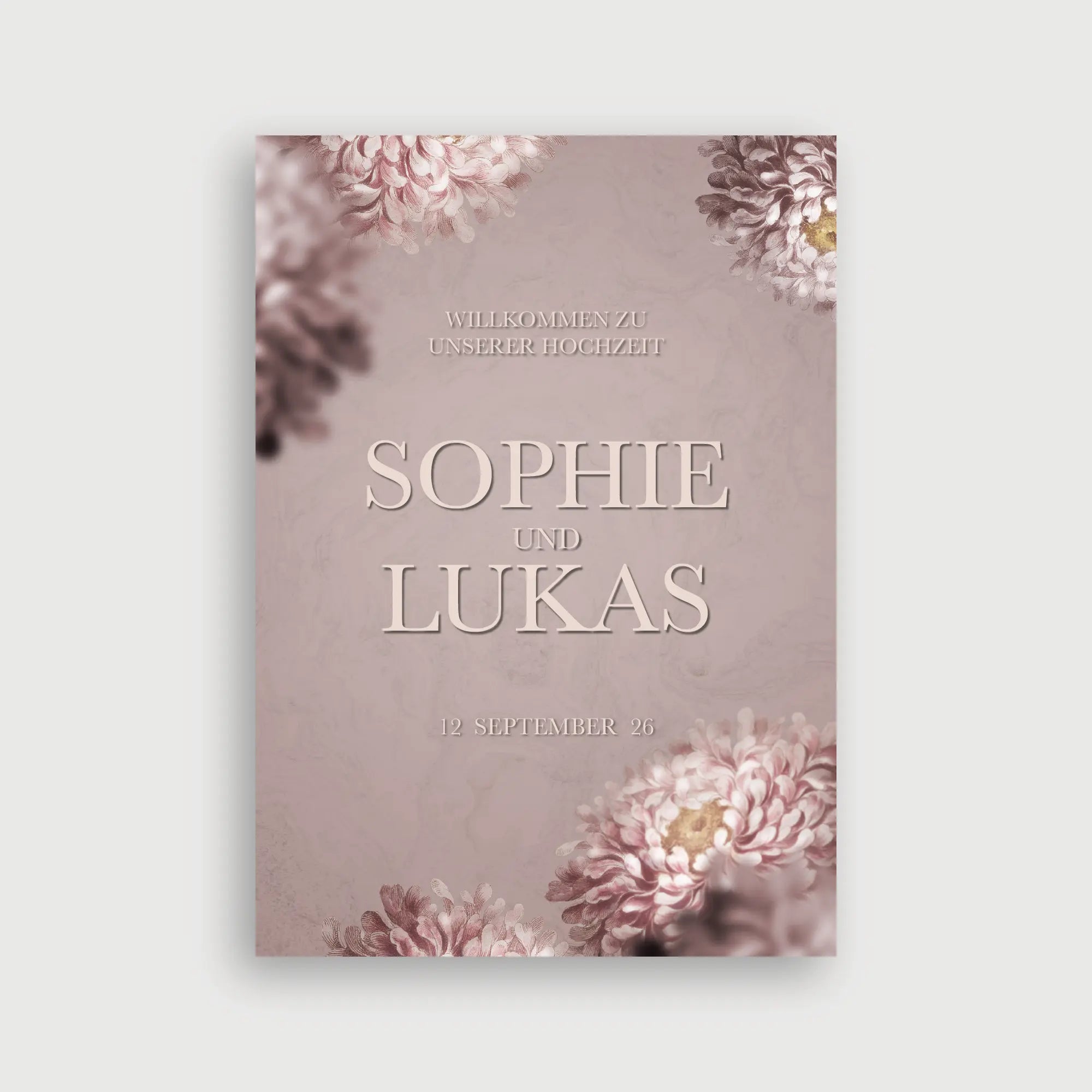 Willkommensschild Hochzeit Frühlingsblüte – romantisches Design mit Chrysanthemen in Dusty Rose und Mauve auf texturiertem rosafarbenem Hintergrund