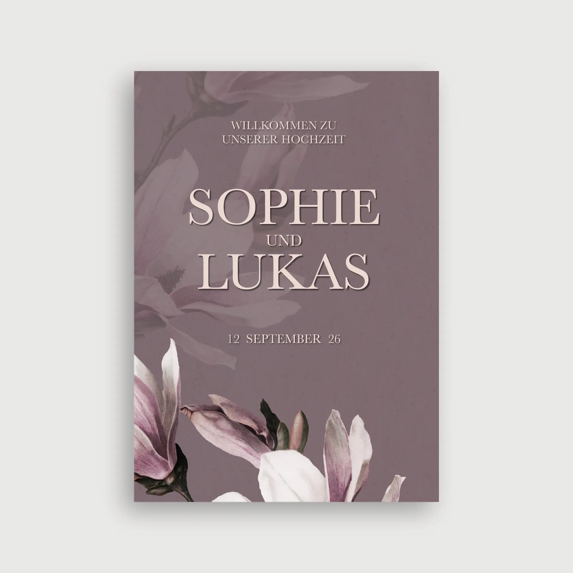 Willkommensschild Hochzeit Frühlingsblüte – elegantes Design mit Magnolienblüten in Rosa und Weiß auf gedämpftem Mauve-Hintergrund