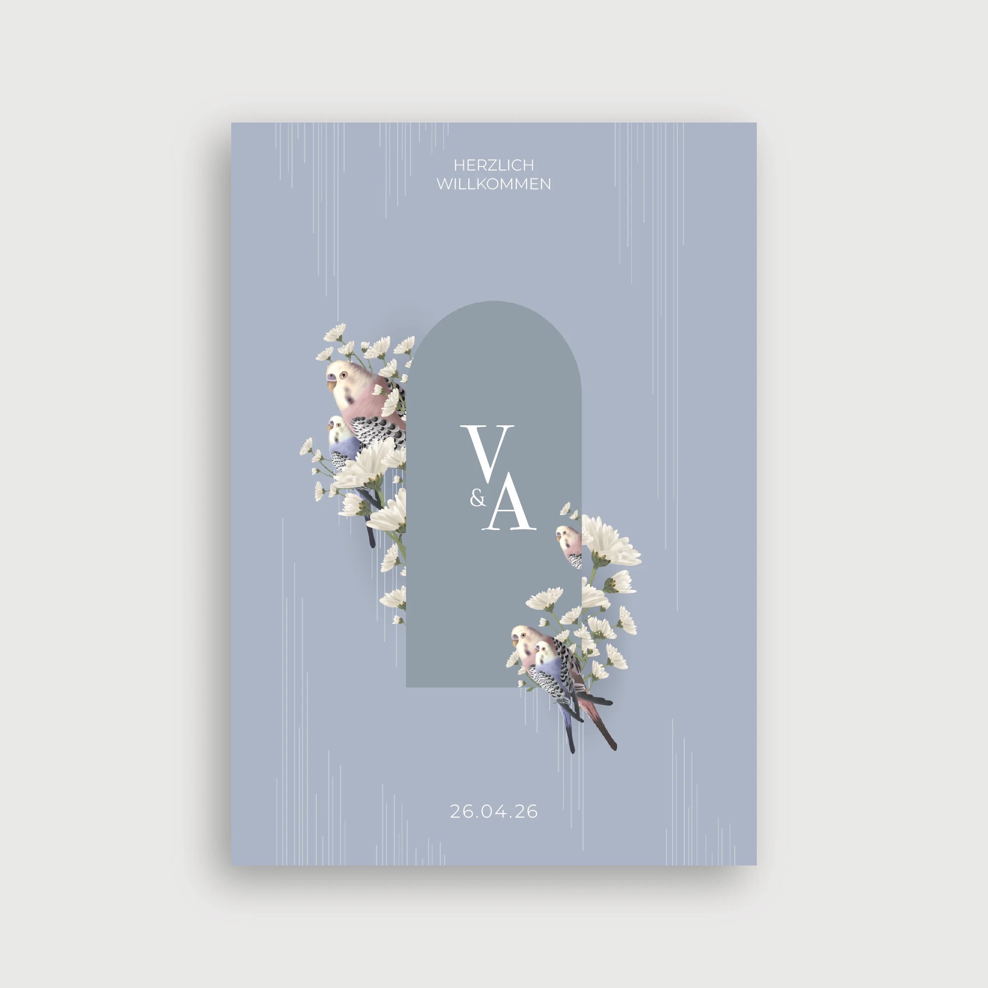 Willkommensschild Hochzeit Liebestaube – romantisches Design mit Monogramm in Bogenform, Wellensittich-Pärchen und weißen Chrysanthemen auf lavendelfarbenem Hintergrund