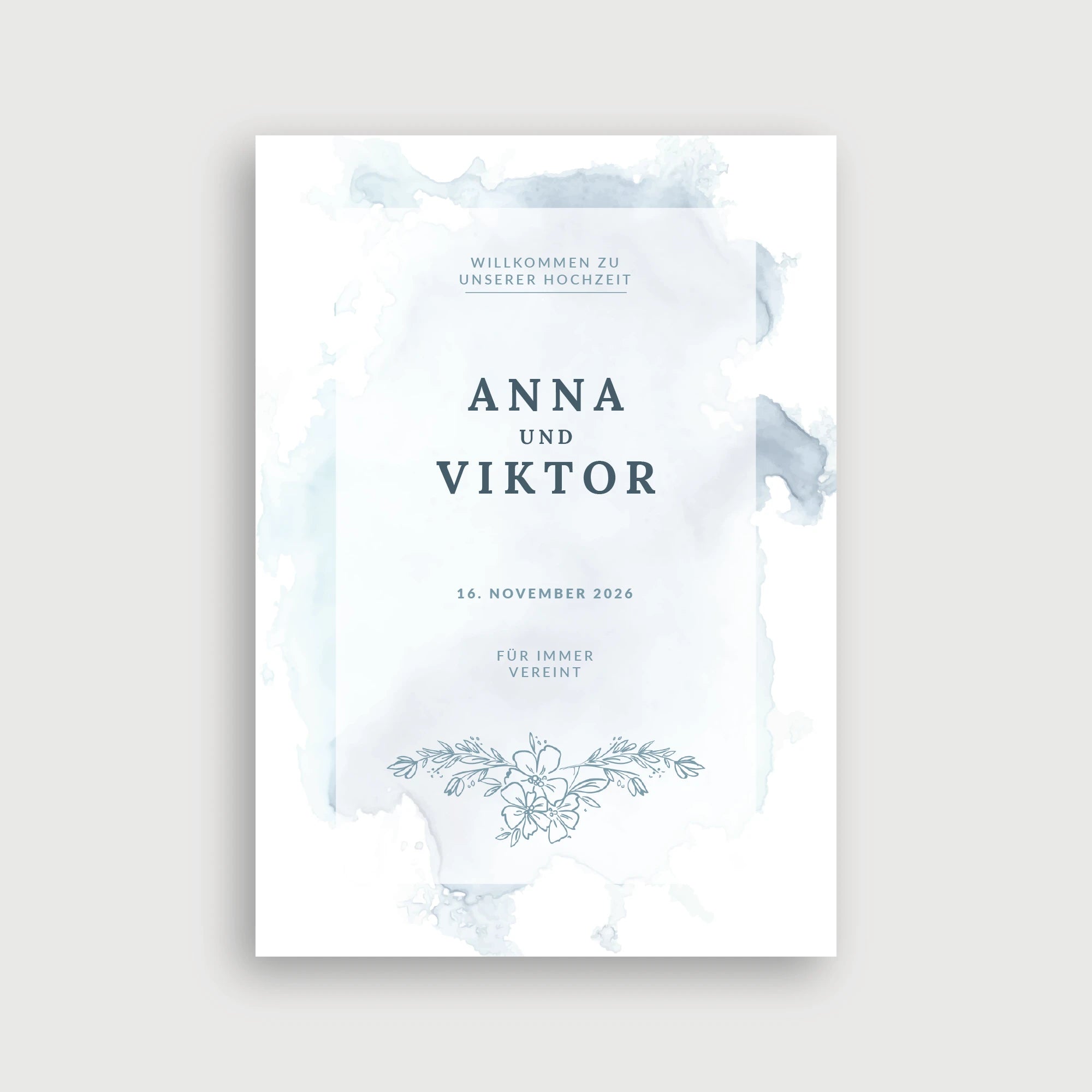 Willkommensschild Hochzeit Reines Blau – zartes Design mit fließendem Aquarell-Hintergrund in Dusty Blue, elegantem Line-Art-Blumenbouquet und klassischer Typografie