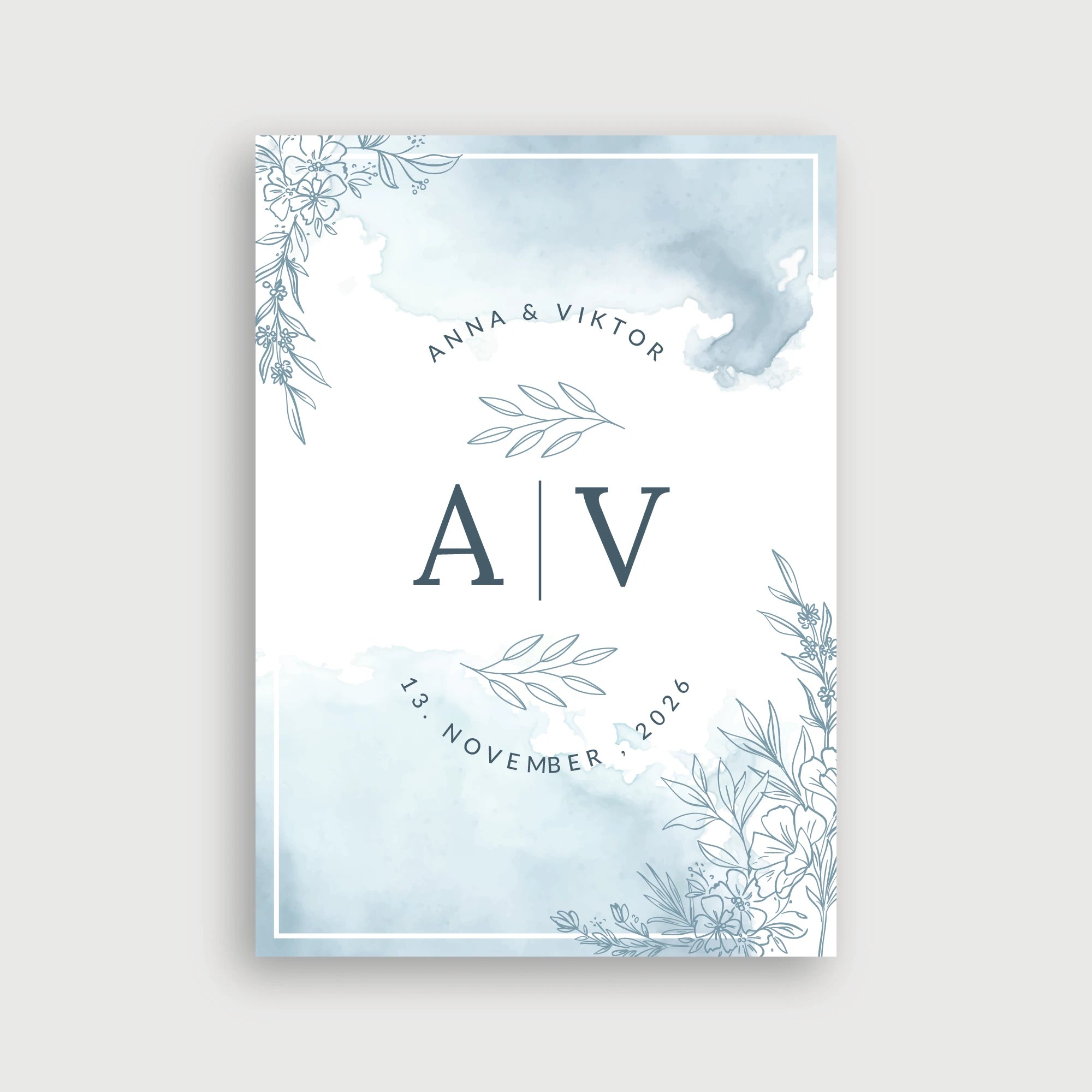 Willkommensschild Hochzeit Reines Blau Monogramm – elegantes Design mit großen Initialen, geschwungenem Namens- und Datumskreis, Aquarell-Hintergrund in Dusty Blue und floraler Line-Art in den Ecken