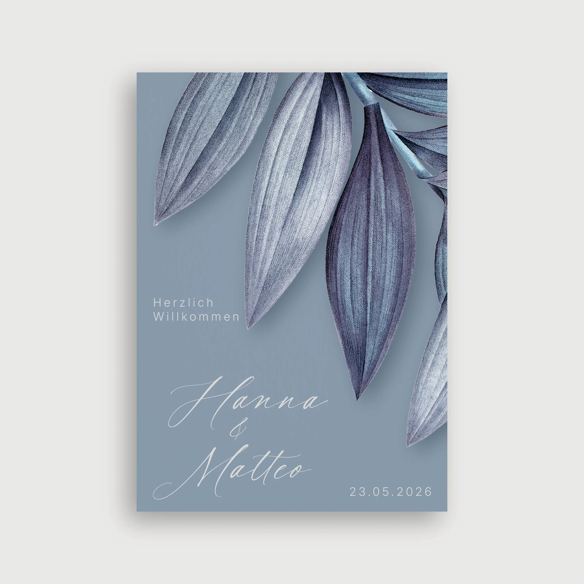 Willkommensschild Hochzeit Seelenbund – modernes Design mit dramatischen elongierten Blättern in Blaugrau und Violett auf gedämpftem Slate-Blue-Hintergrund mit eleganter weißer Kalligrafie