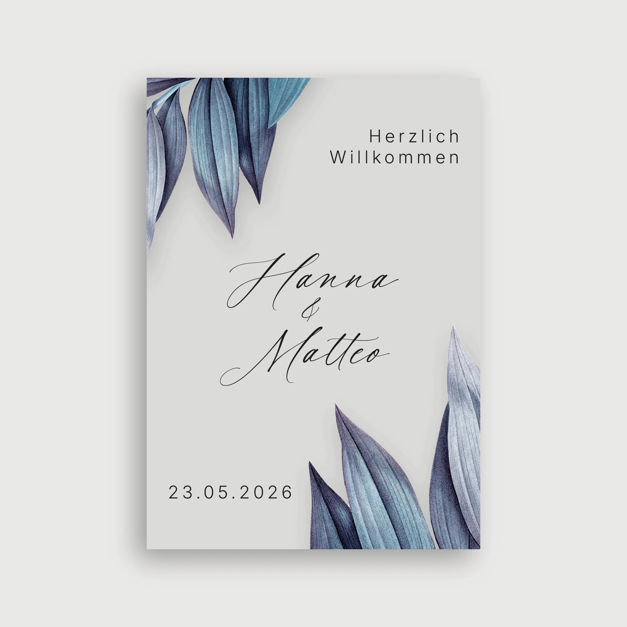 Willkommensschild Hochzeit Seelenbund  – modernes Design mit dramatischen elongierten Blättern in Blauviolett und Petrol diagonal auf hellgrauem Hintergrund mit schwarzer Kalligrafie