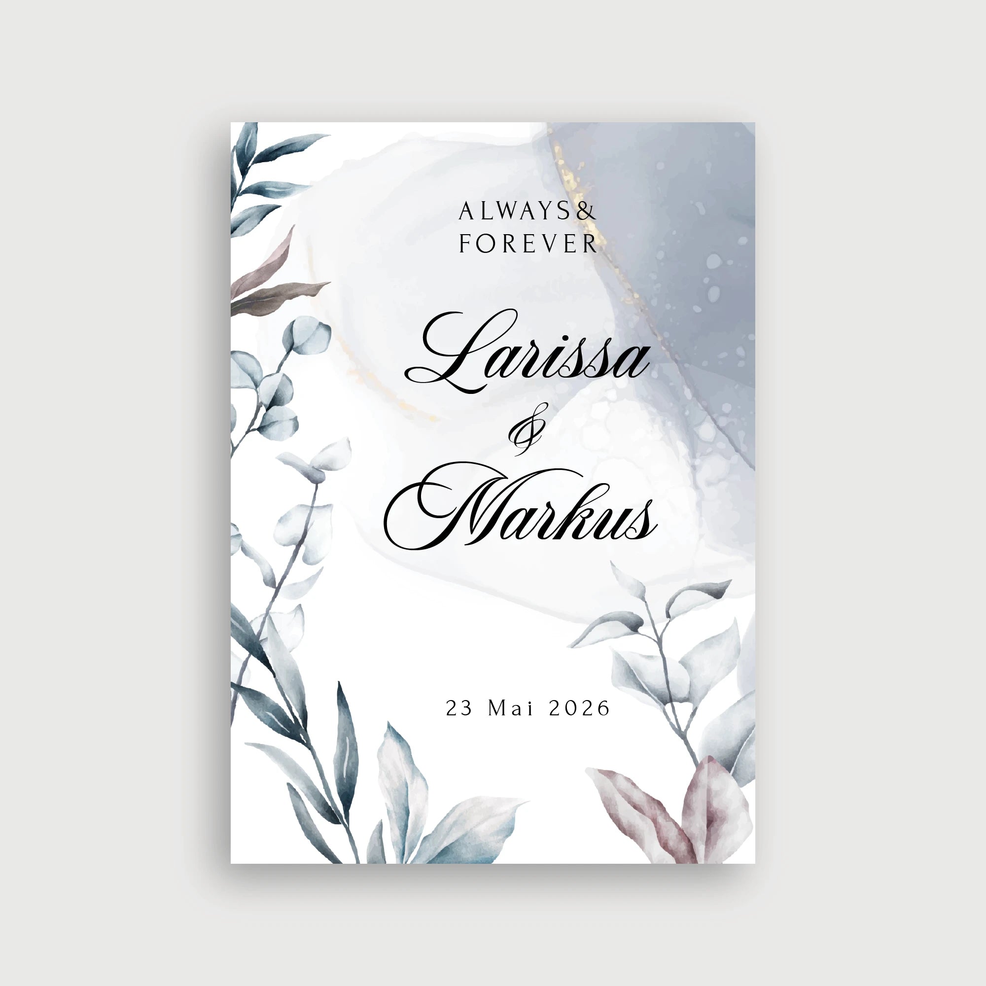 Willkommensschild Hochzeit Waldpoesie – verträumtes Aquarell-Design mit eleganten Blättern in Blaugrau und Mauve, zartem Gold-Akzent und schwarzer Kalligrafie auf malerischem Watercolor-Hintergrund